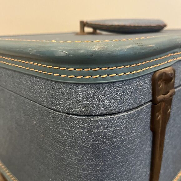 Rare First Lady 1960's Blue Train Case Pebbled, Pink Interior Riveted No Key - Picture 16 of 16
